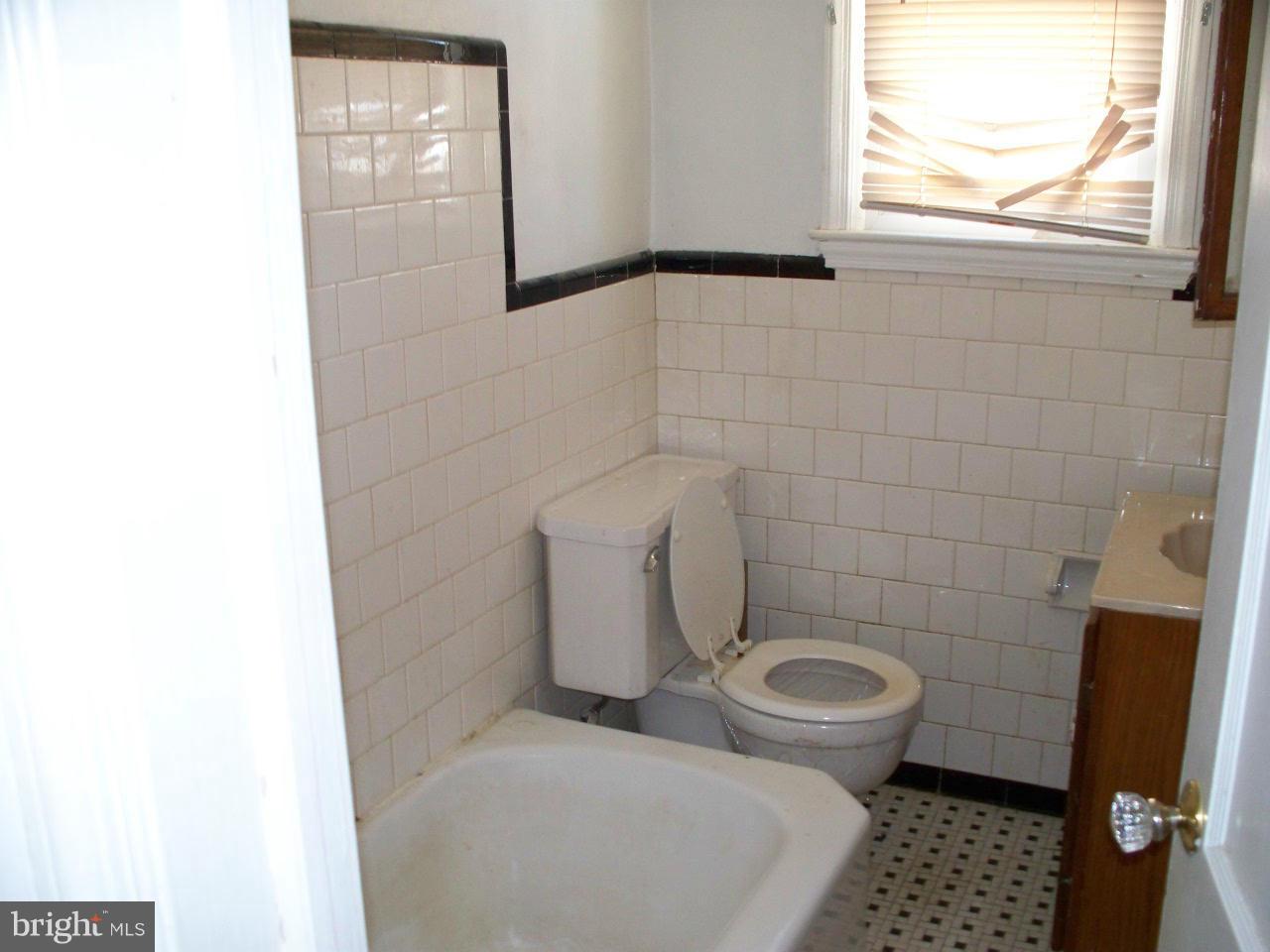 3643 Clarenell Road Baltimore, MD 21229 - Photo 6 of 12 Bath
