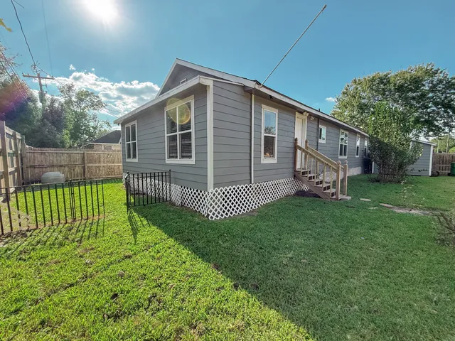 a view of a house with a backyard