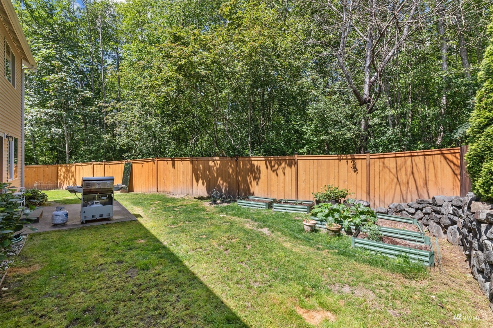 2321 Stafford Way Bothell, WA 98012 - Photo 32 of 38 a garden view with a seating space