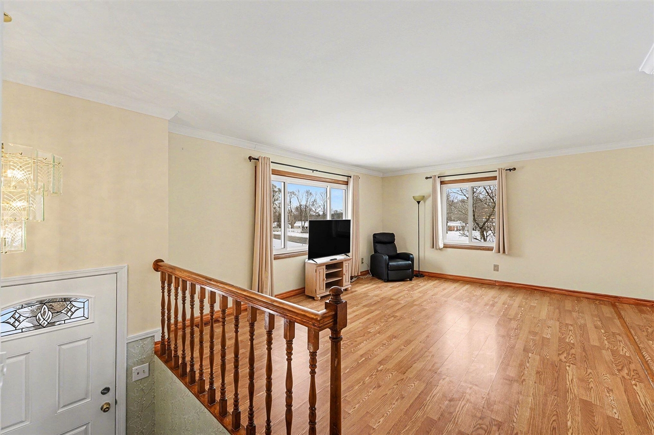 24213 Broadview Street Farmington Hills, MI 48336 - Photo 7 of 39