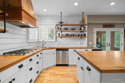 $525,000 | 819 Honeywood Drive, Lake St. Louis, MO 63367