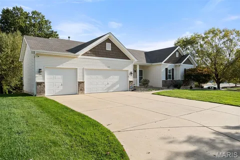 $525,000 | 819 Honeywood Drive, Lake St. Louis, MO 63367