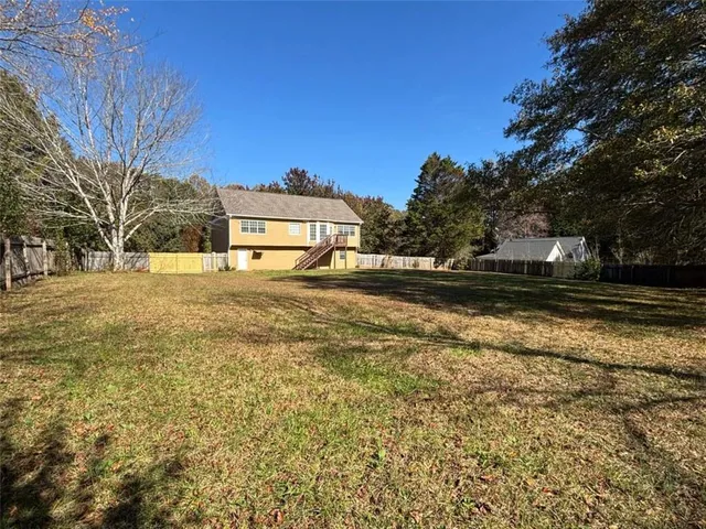 a view of a yard with a house