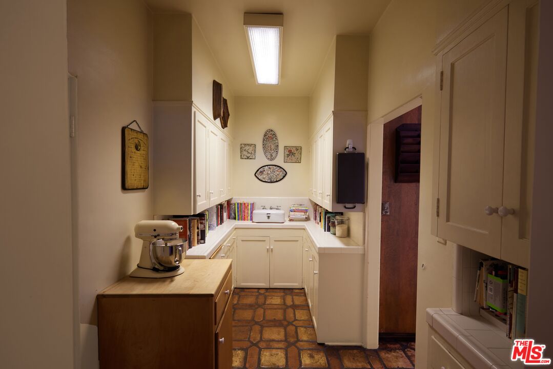 623 North Hillcrest Road Beverly Hills, CA 90210 - Photo 12 of 24 a room with a couch and a mirror