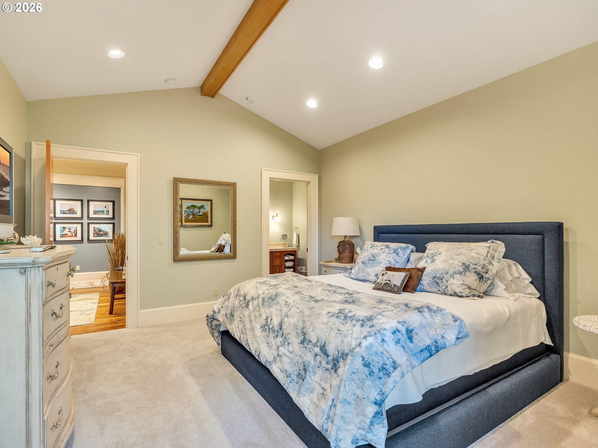 89079 Pinehurst Road Warrenton, OR 97146 - Photo 34 of 46 a bedroom with double bed and a couch