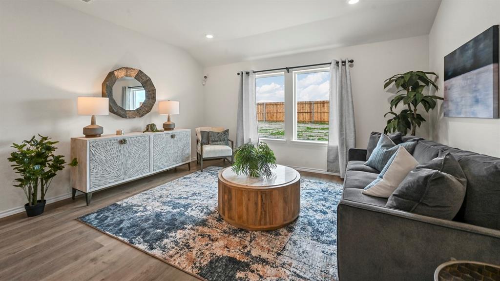 3264 Spaulding Drive Paris, TX 75460 - Photo 27 of 33 a living room with furniture and a potted plant