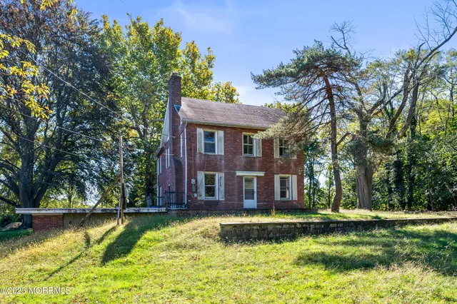 a house view with a yard