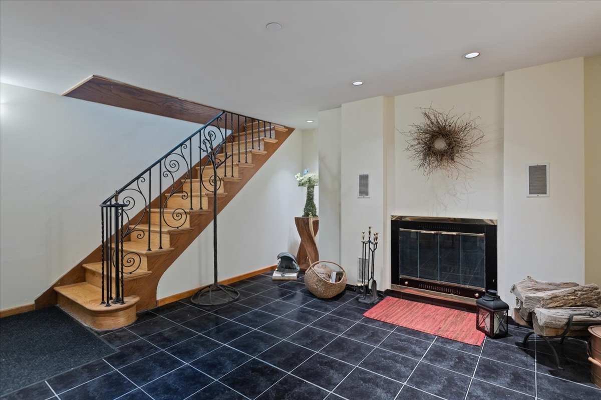 3464 Old Mill Road North Highland Park, IL 60035 - Photo 39 of 64 a living room with furniture