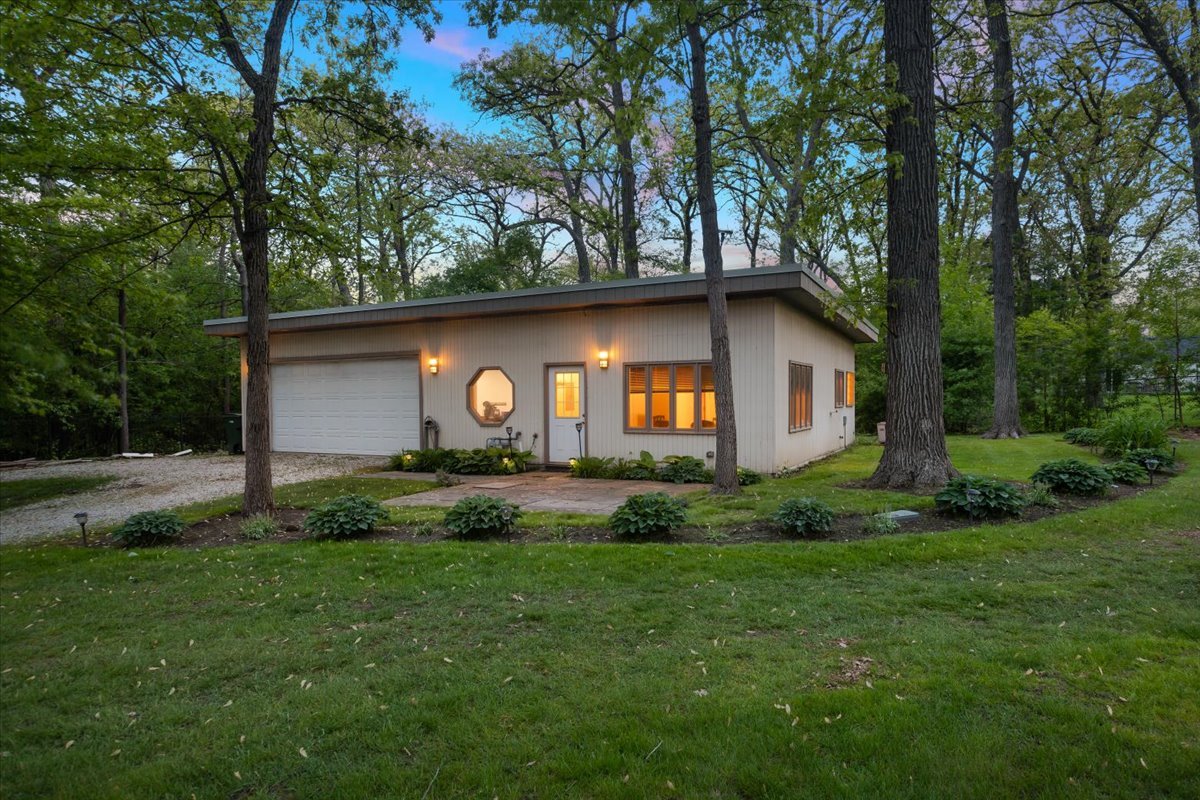 3464 Old Mill Road North Highland Park, IL 60035 - Photo 60 of 64 a view of a backyard with plants and large trees