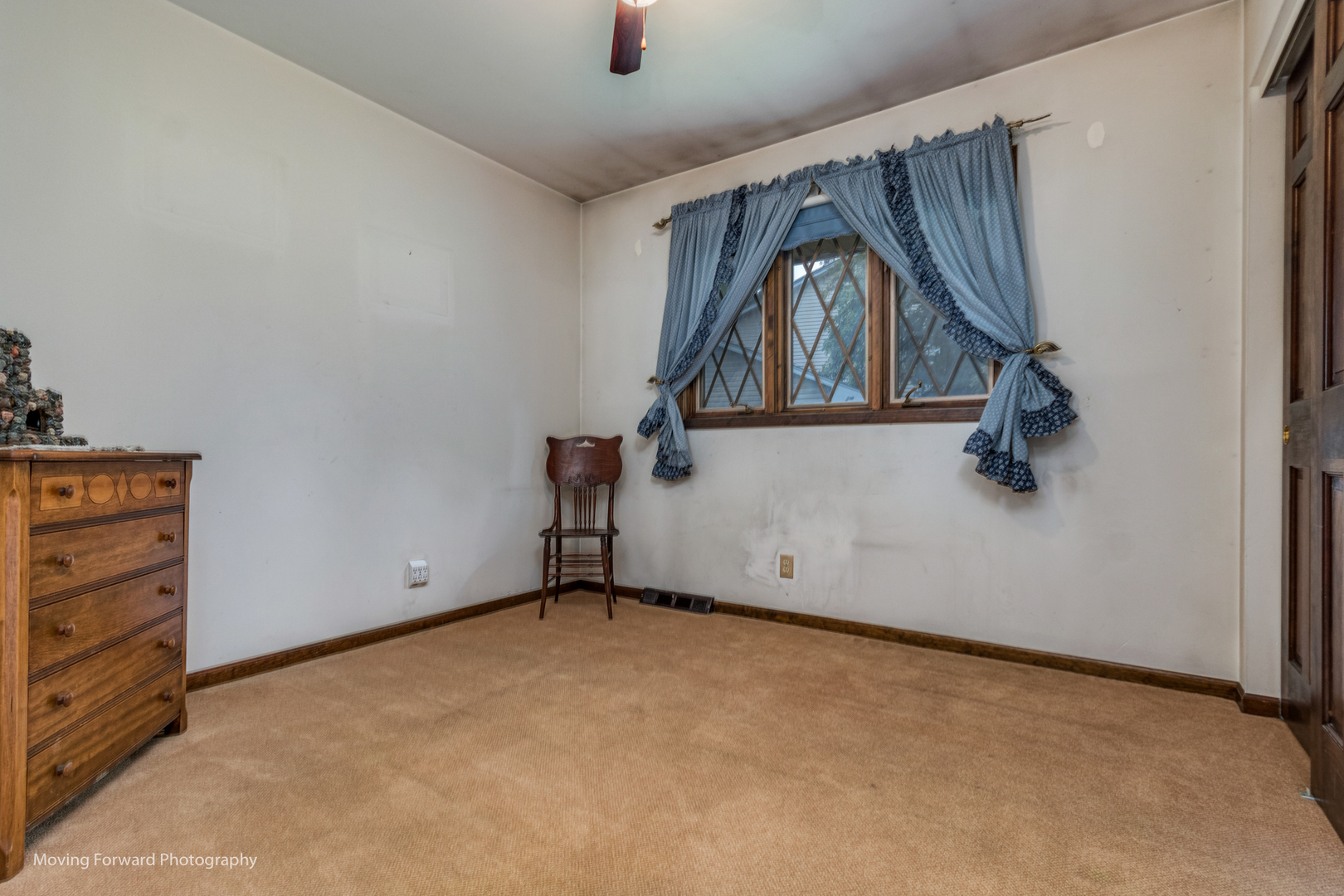 4 Cedar Gate Circle Sugar Grove, IL 60554 - Photo 16 of 34 an empty room with windows