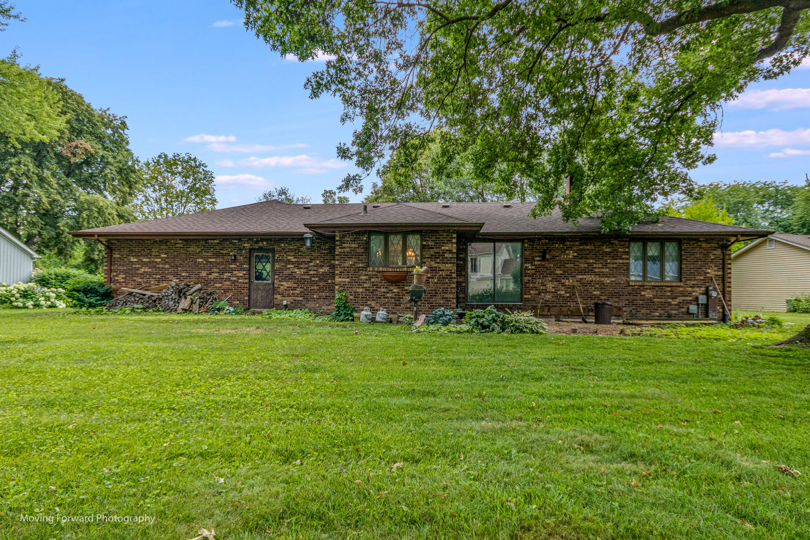4 Cedar Gate Circle Sugar Grove, IL 60554 - Photo 32 of 34 a front view of a house with a garden