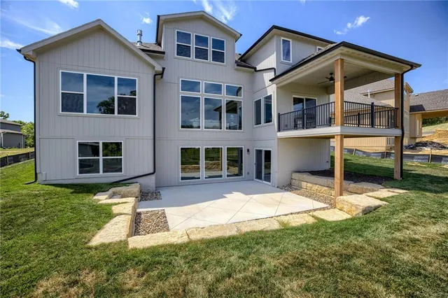 $769,900 | 13504 Terrace Park Drive, Parkville, MO 64152
