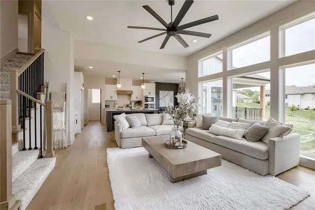 $769,900 | 13504 Terrace Park Drive, Parkville, MO 64152