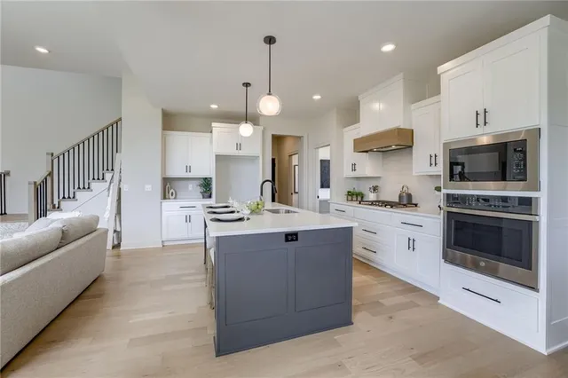 $769,900 | 13504 Terrace Park Drive, Parkville, MO 64152