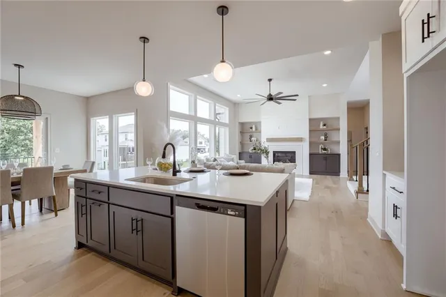 $769,900 | 13504 Terrace Park Drive, Parkville, MO 64152