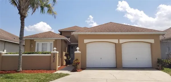 a view of a house with yard