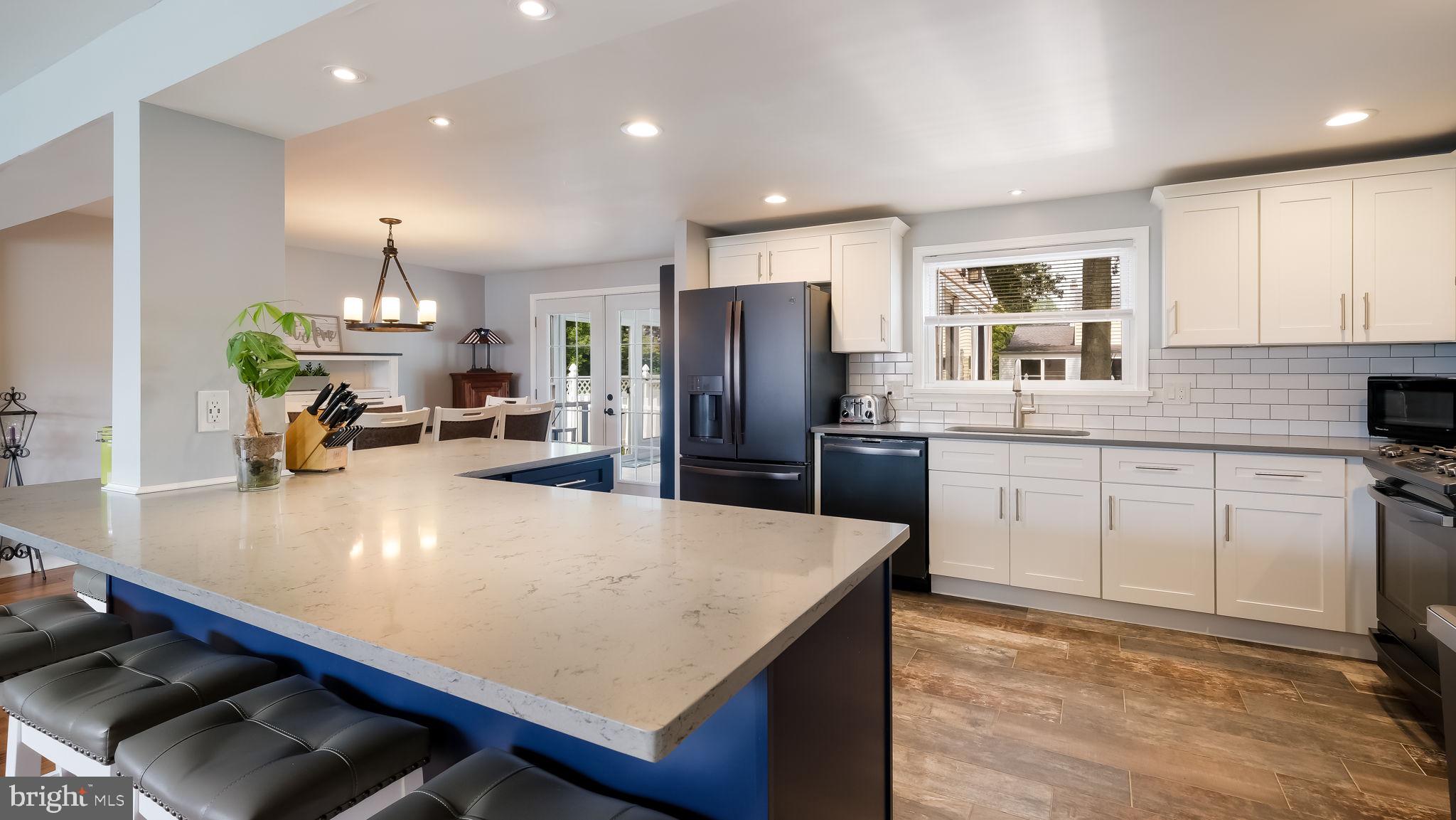 252 Kent Road Warminster, PA 18974 - Photo 5 of 16 BEAUTIFULLY UPDATED KITCHEN