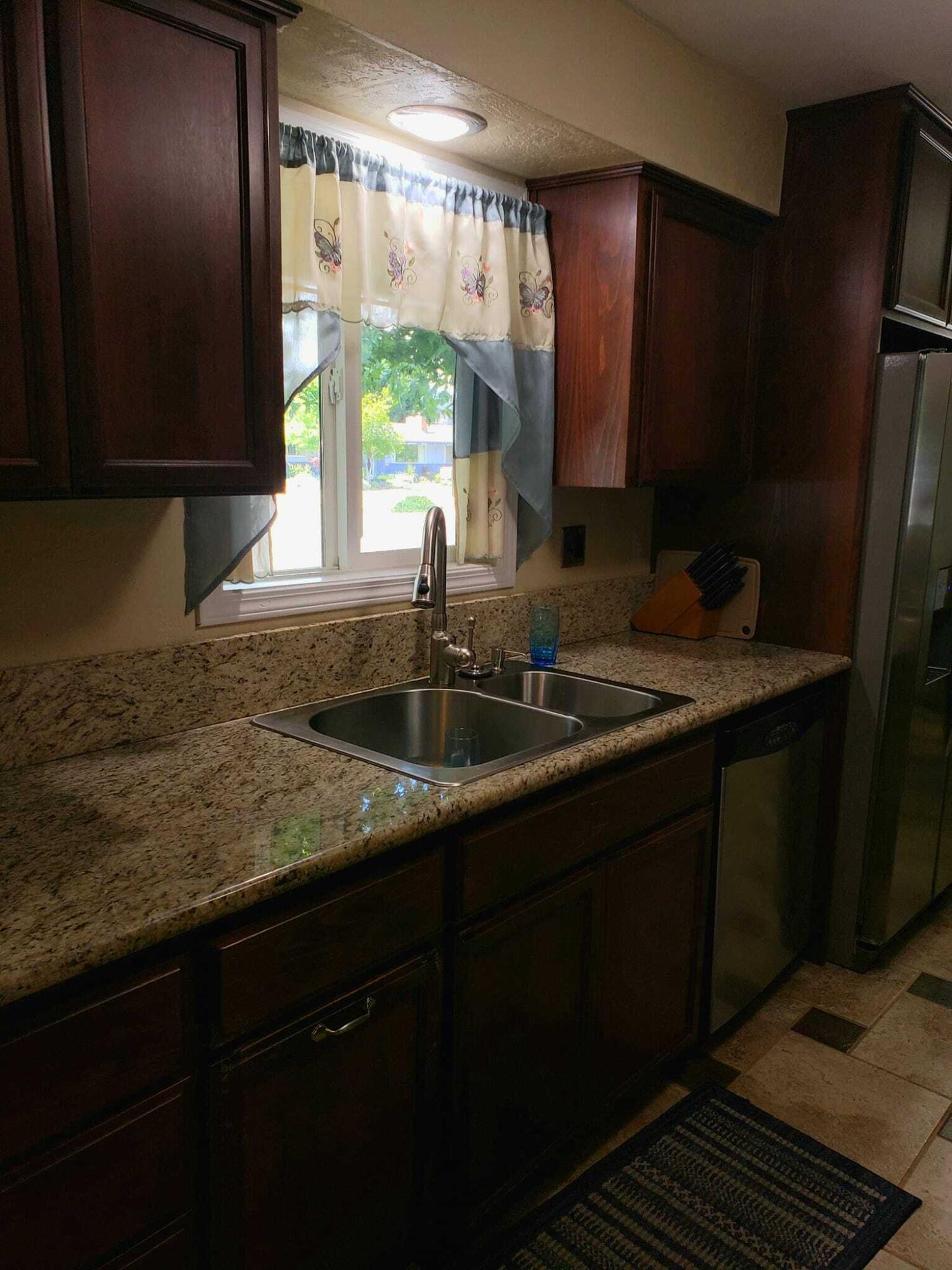 3264 Hanley Road Central Point, OR 97502 - Photo 5 of 22 446990148_10229734726571474_308726189800
