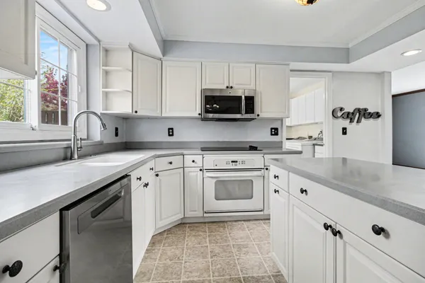 $479,900 | 15698 Oakhill Court, Livonia, MI 48154