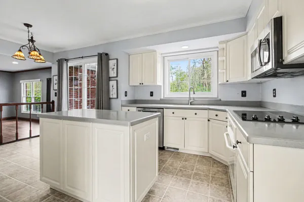 $479,900 | 15698 Oakhill Court, Livonia, MI 48154