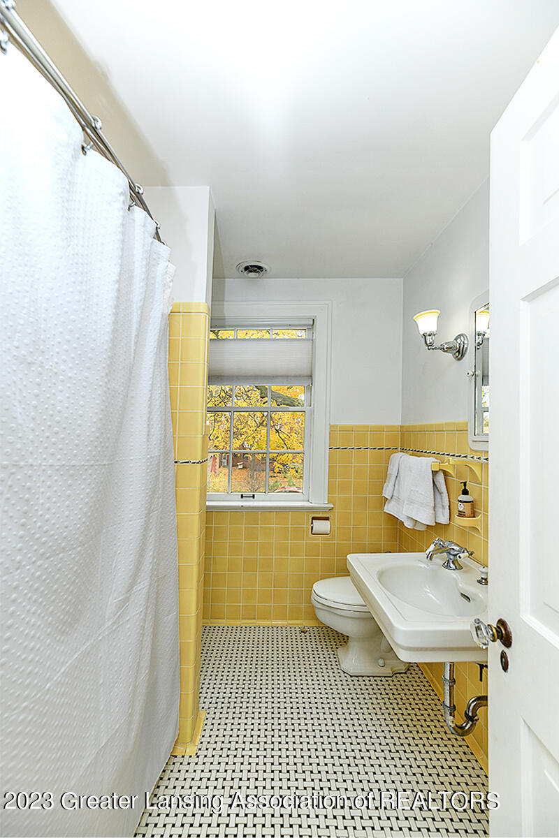 1601 Osborn Road Lansing, MI 48915 - Photo 19 of 36 Primary Bathroom
