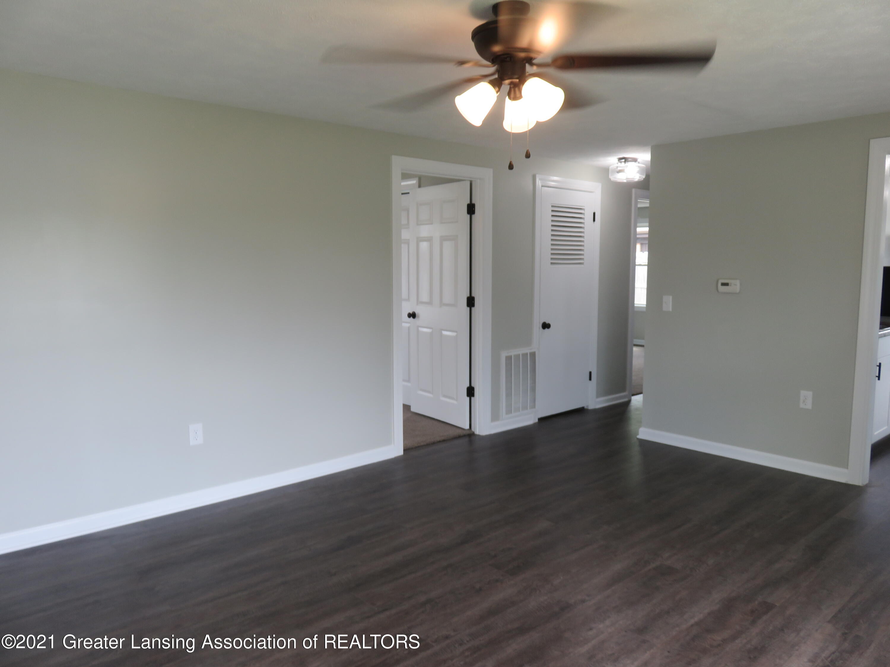 928 Eastfield Road Lansing, MI 48917 - Photo 3 of 20 Living Room
