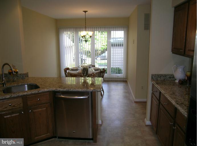 1589 Brass Lantern Way Reston, VA 20194 - Photo 9 of 15 EAT IN KITCHEN