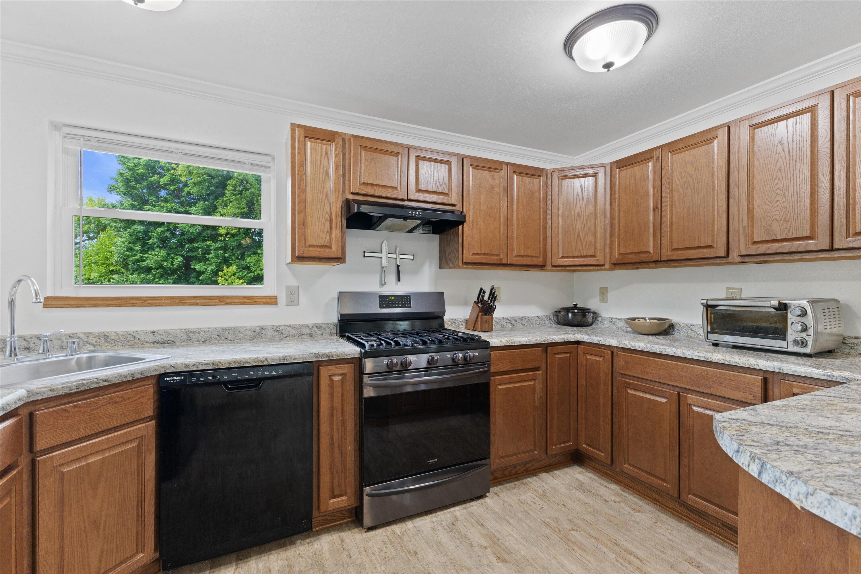 W244N4501 Swan Road Pewaukee, WI 53072 - Photo 10 of 43 Kitchen