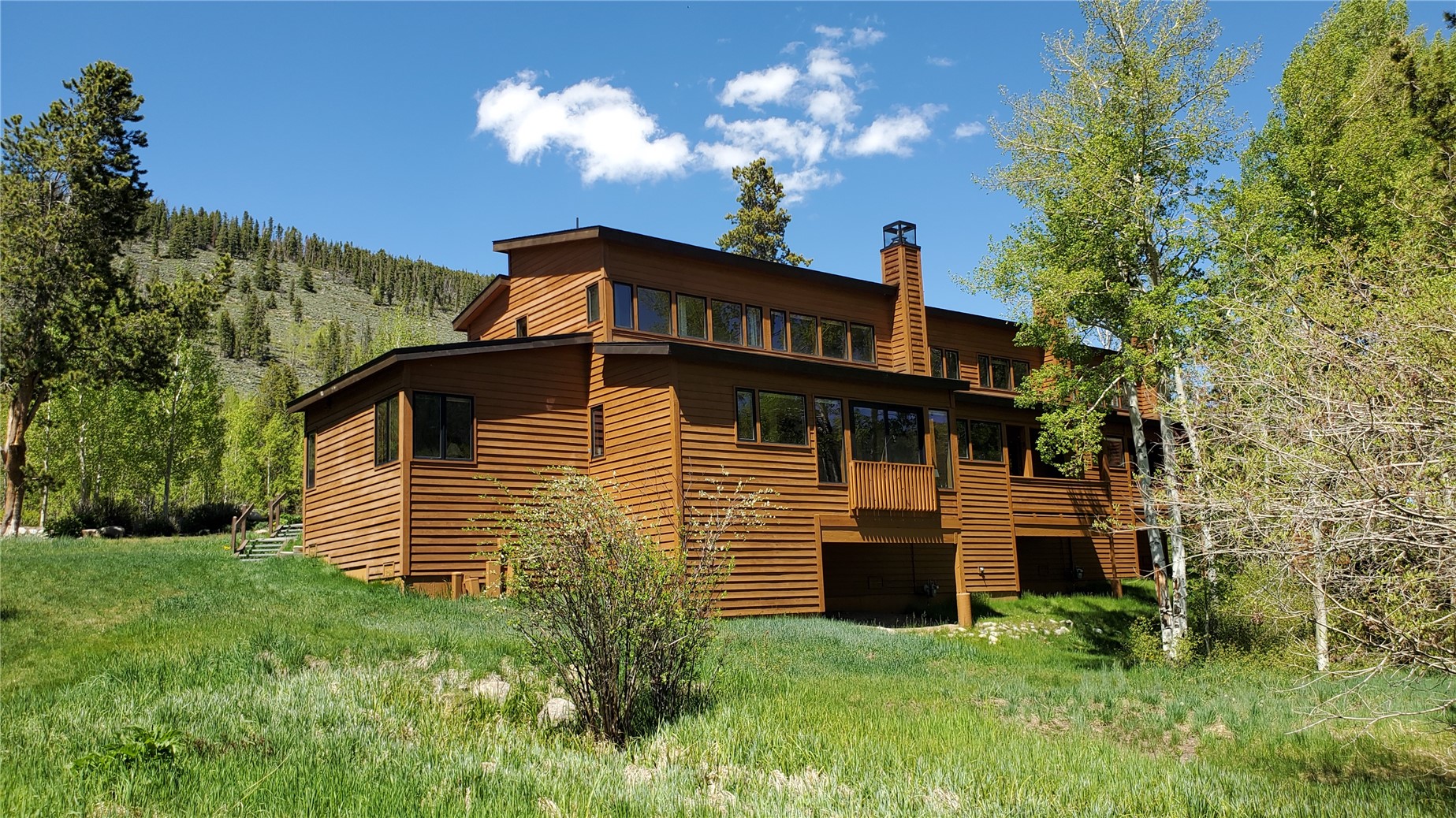 620 Tennis Club Road, Unit 1337 Keystone, CO 80435 - Photo 30 of 48 a front view of a house with yard and green space