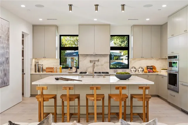 $3,695,000 | 10840 Queensland Street, Los Angeles, CA 90034