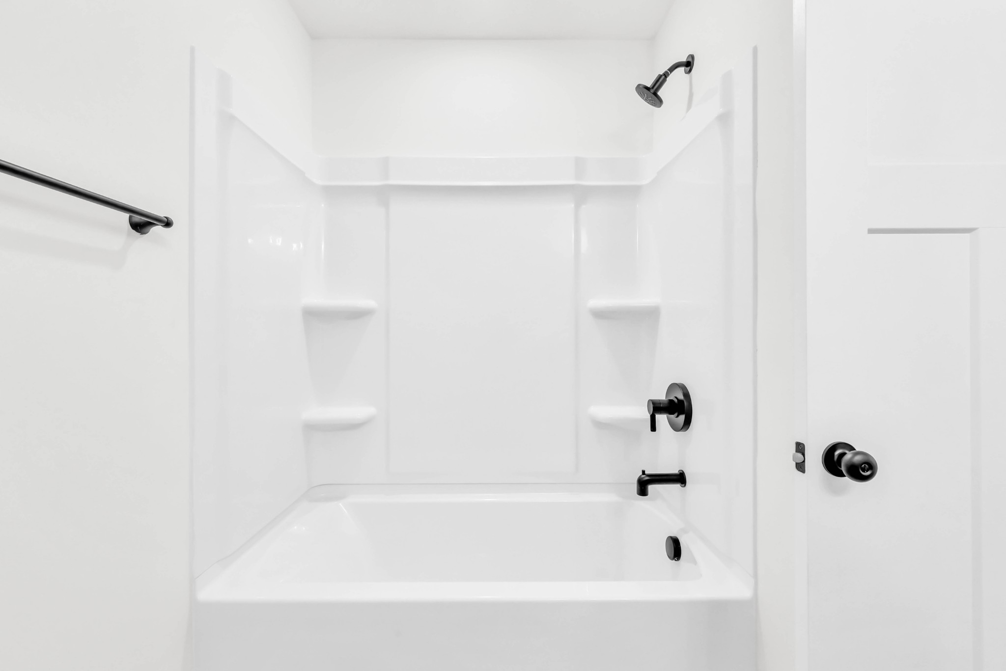 180 Clay Ridge Drive, Unit A4 Clarksville, TN 37040 - Photo 17 of 26 a bathroom with a bathtub