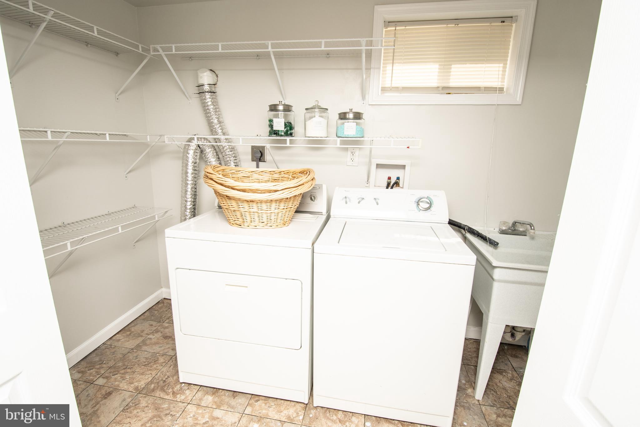 1609 Thomas Road Fort Washington, MD 20744 - Photo 20 of 27 f View of Laundry room with wqash tub and shelving