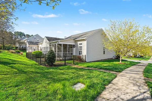a view of an house with backyard and garden
