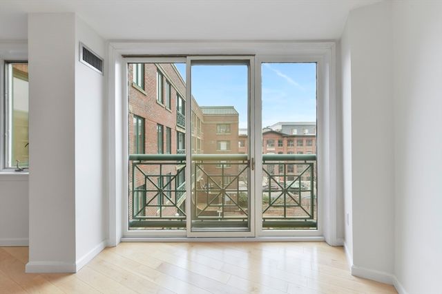 a view of entryway of the house