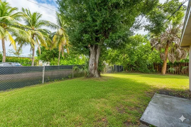 a view of a house with a big yard
