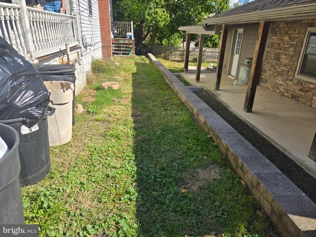 a view of a house with backyard