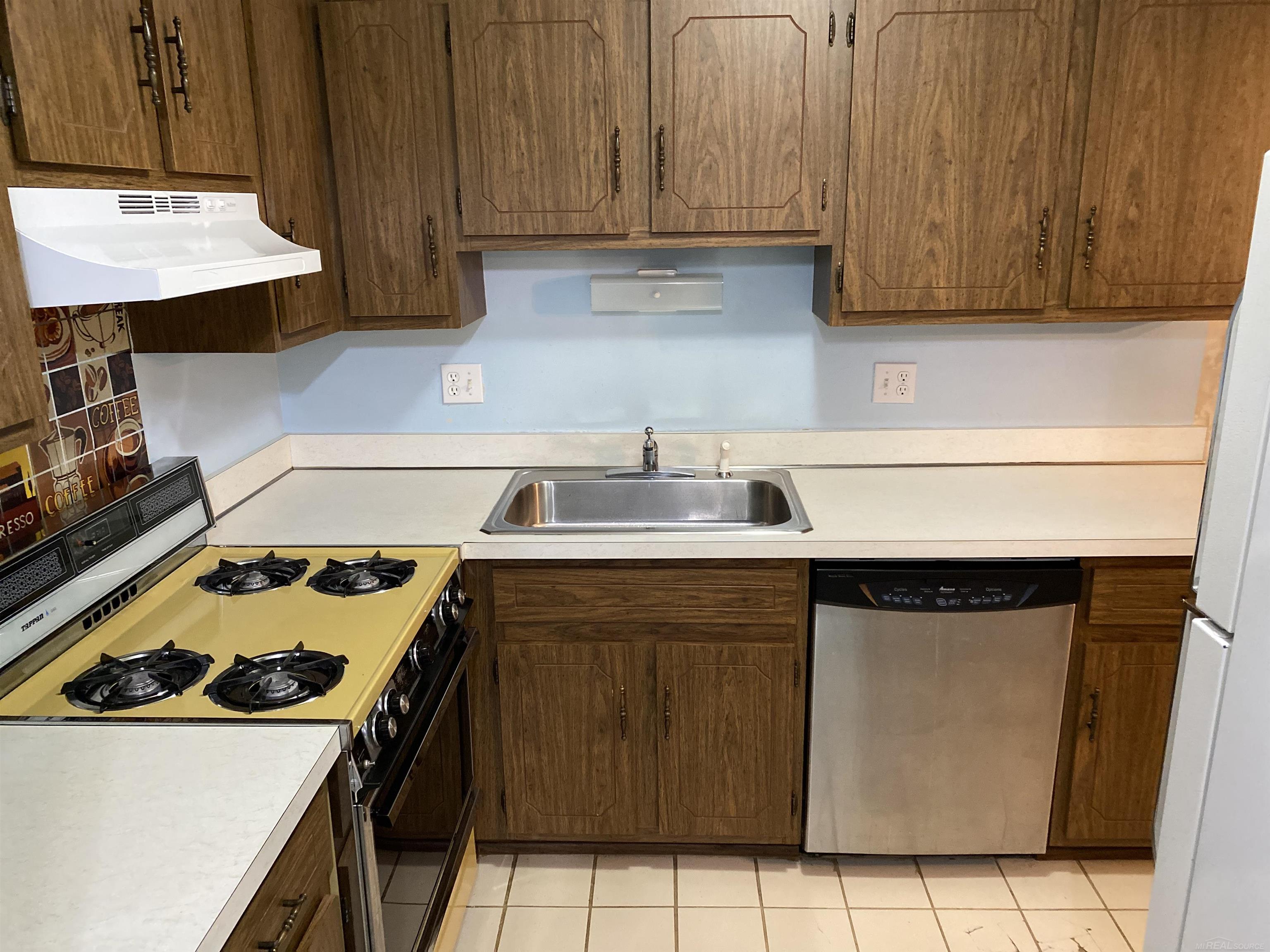 12066 Ina Sterling Heights, MI 48312 - Photo 6 of 13 50098013-5.JPG
