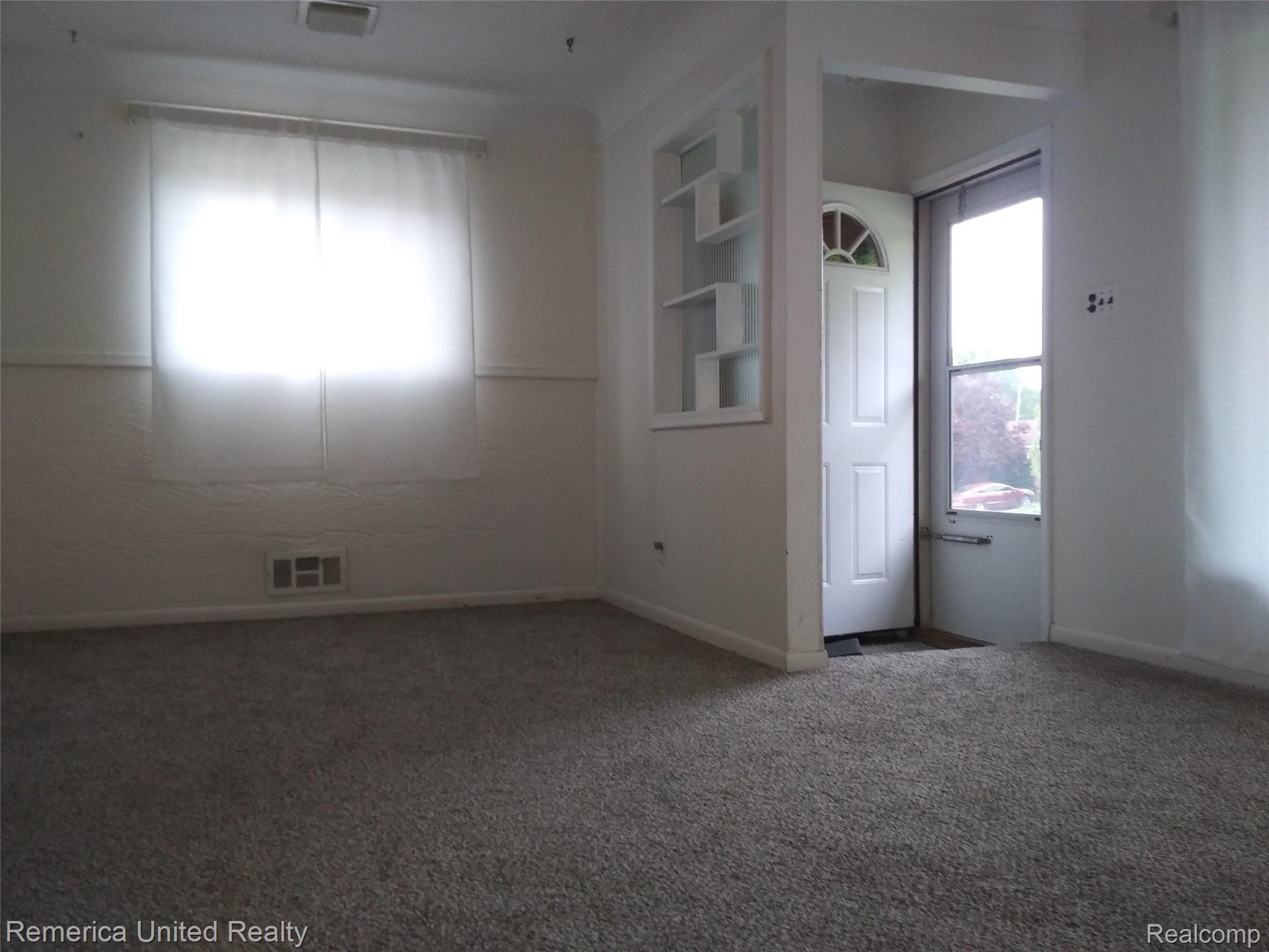 9621 Salem Road Redford, MI 48239 - Photo 4 of 16 Inside 6.jpg