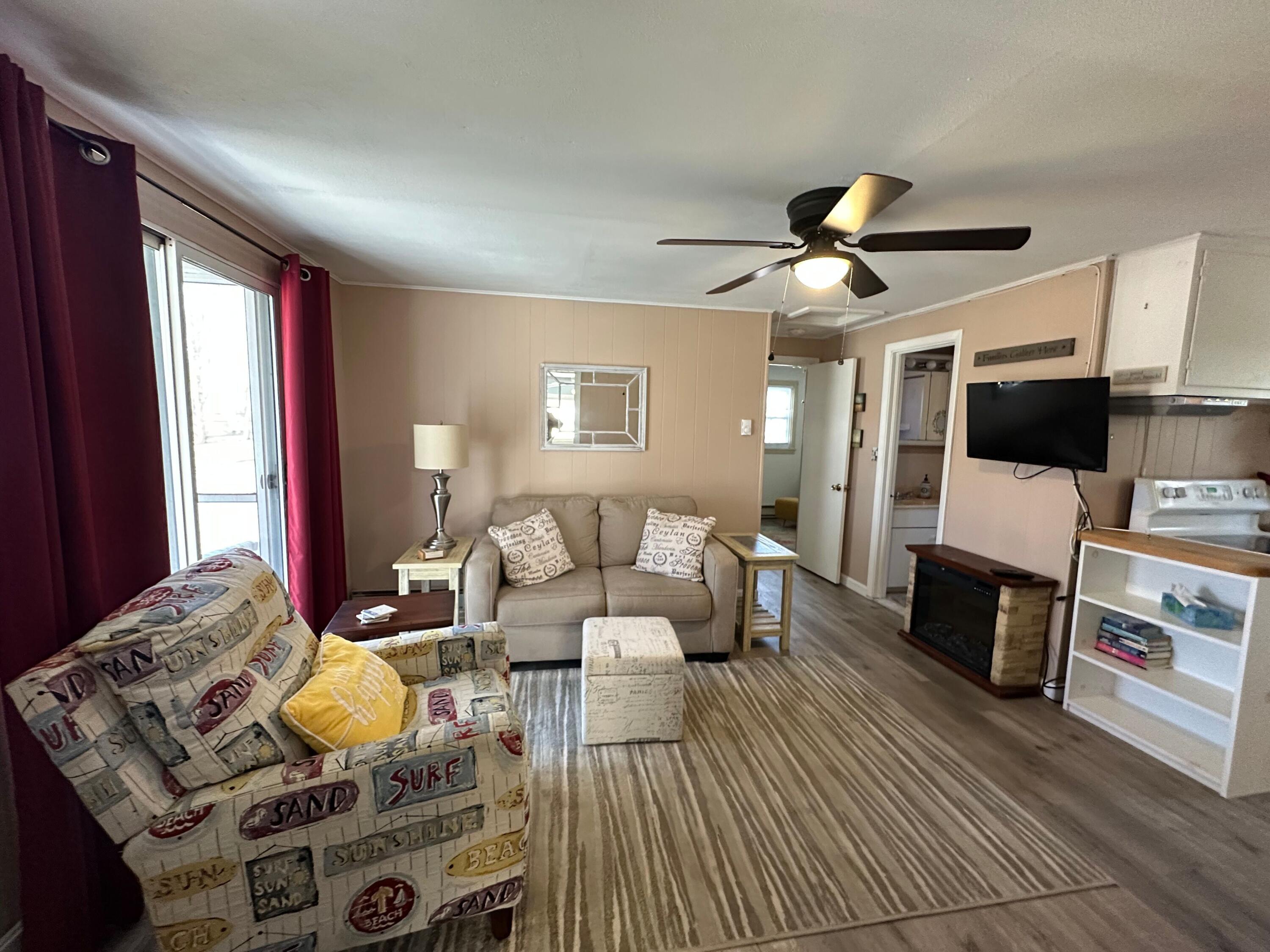 1627 Post Road, Unit 5 Wells, ME 04090 - Photo 8 of 21 Living rm