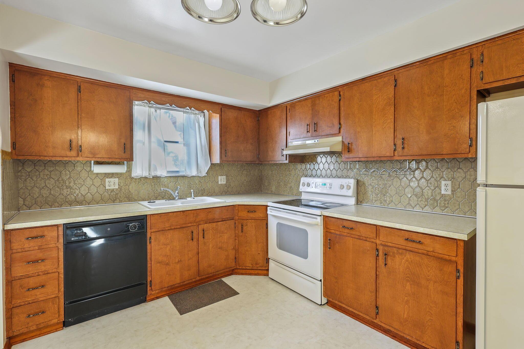 6066 Sandgate Road Columbus, OH 43229 - Photo 16 of 47 24-web-or-mls-G02A8523