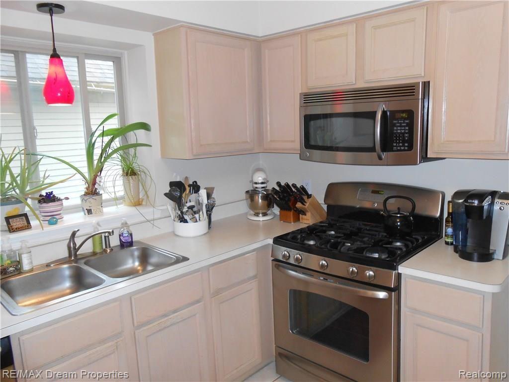 3684 Riverside Drive Canton, MI 48188 - Photo 7 of 33 DSCN3102.JPG