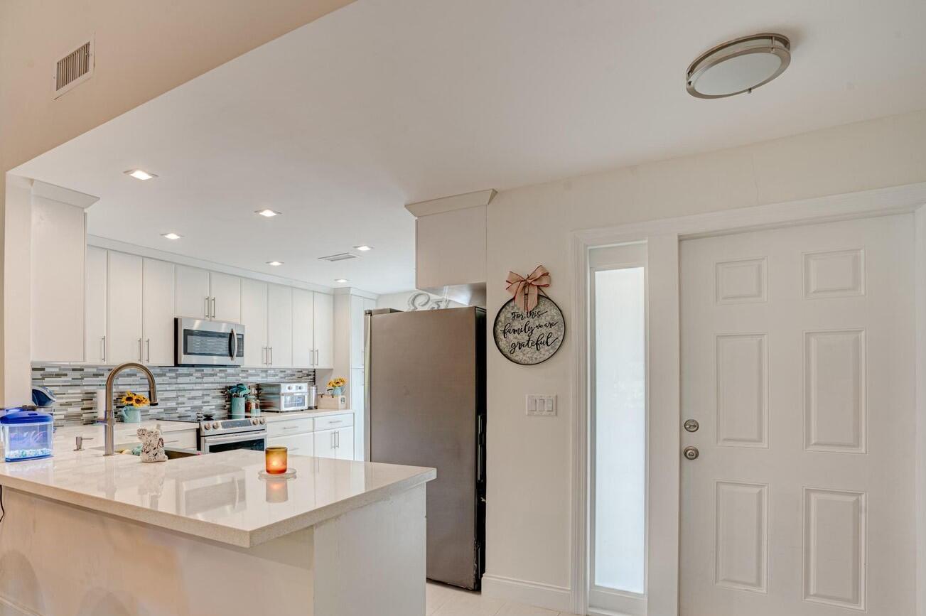 10887 Waterberry Court Boca Raton, FL 33498 - Photo 9 of 41 kitchen