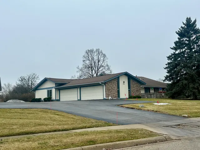 $179,000 | 925 Wiltshire Drive, Unit D, McHenry, IL 60050