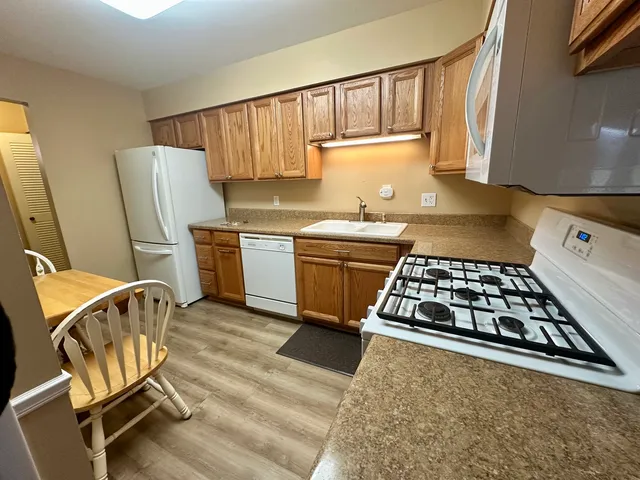 $179,000 | 925 Wiltshire Drive, Unit D, McHenry, IL 60050