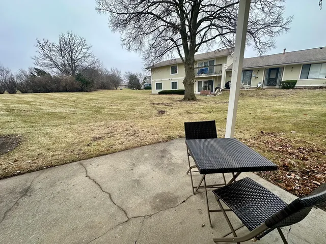 $179,000 | 925 Wiltshire Drive, Unit D, McHenry, IL 60050