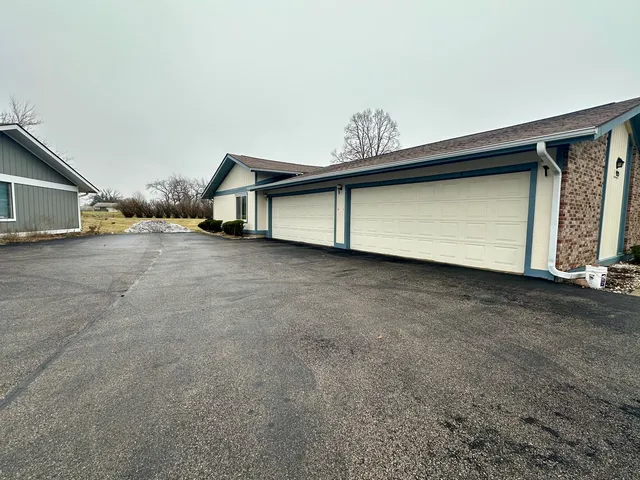 $179,000 | 925 Wiltshire Drive, Unit D, McHenry, IL 60050