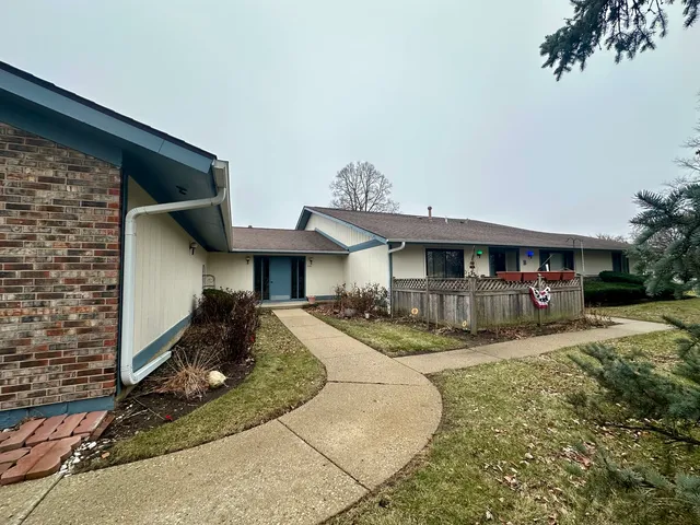 $179,000 | 925 Wiltshire Drive, Unit D, McHenry, IL 60050