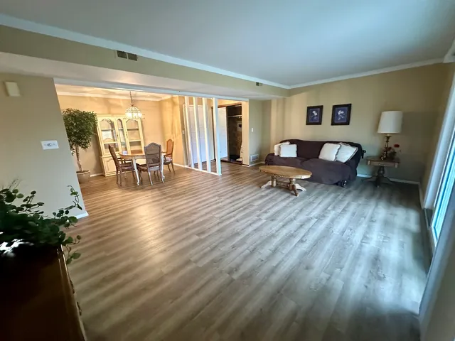 $179,000 | 925 Wiltshire Drive, Unit D, McHenry, IL 60050