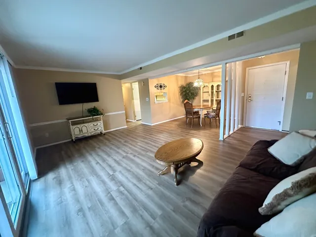 $179,000 | 925 Wiltshire Drive, Unit D, McHenry, IL 60050