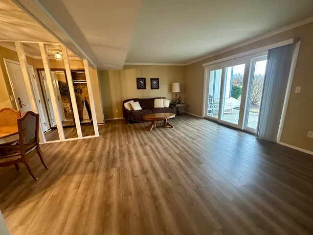 $179,000 | 925 Wiltshire Drive, Unit D, McHenry, IL 60050